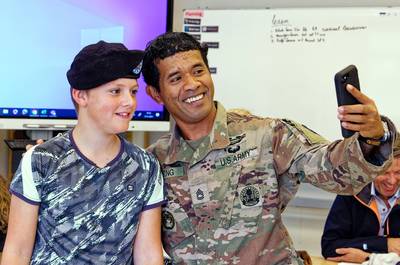 Schoolkinderen Wijbosch vertellen Amerikaanse soldaten over Nederland: ‘Bij Sinterklaas you can set 