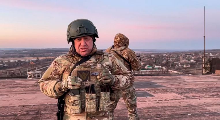 Jevgeni Prigozjin publiceerde een filmpje waarin hij op een veroverd gebouw zou staan. Hij riep president Zelensky op om de omsingelde stad op te geven.  Beeld AP