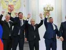 ‘Niets aan de hand’: pro-Russische gouverneur ontkent waterover­last, terwijl achter hem de boel blank staat