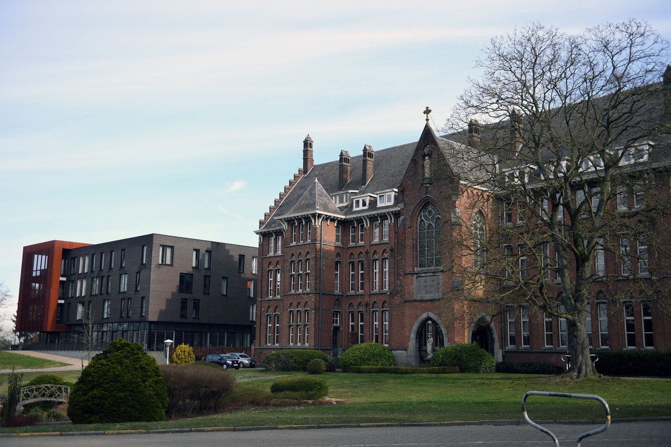 Minderjarige fietsster en bromfietser botsen aan Heilig Hart in