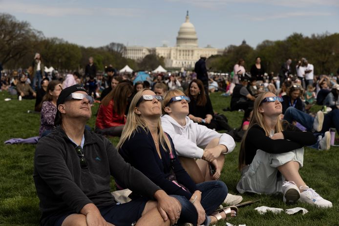 Mensen kijken naar de zonsverduistering in Washington.