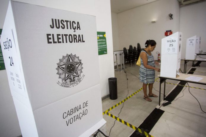 Een Braziliaanse vrouw brengt in Rio de Janeiro haar stem uit tijdens de presidentsverkiezingen van 2018. Archiefbeeld.