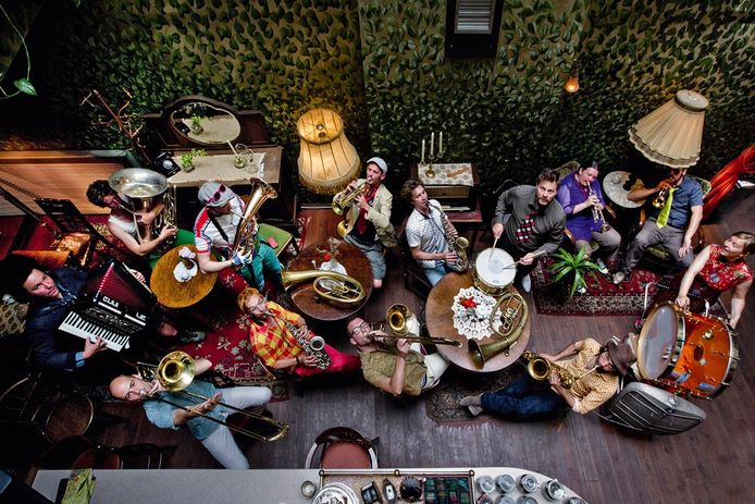 De muzikanten van het Orchestre International Du Vetex