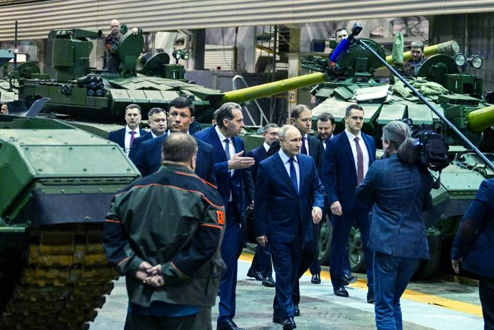 15 februari 2024. President Poetin bezoekt de tankfabriek in Nizjni Tagil en feliciteert de arbeiders - én zichzelf - met de “zeer goede prestaties”.