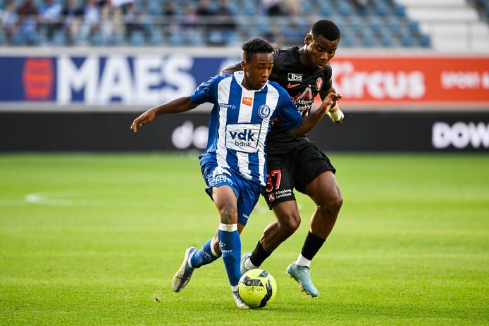 Raphael Onyedika speelde met  Midtjylland in de voorbereiding ook tegen AA Gent. Hier probeert hij Malick Fofana van de bal te zetten.