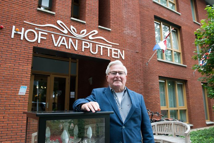 Okke van der Wal in 2015 voor zijn Hof van Putten toen hij bij de gemeente aangaf wel vluchtelingen te willen opvangen.