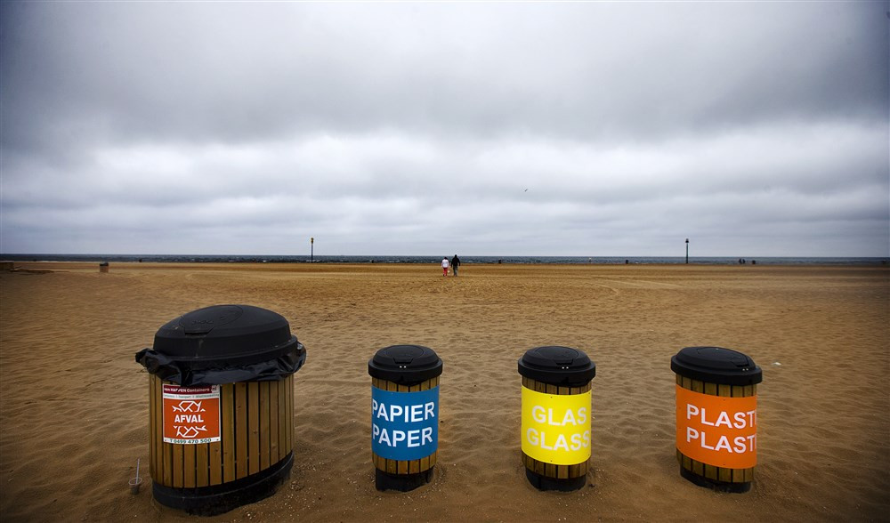 Nergens in Nederland wordt afval beter gerecycled dan in Zeeland. Deze Scheveningse afvalcontainers zouden op de Zeeuwse stranden niet misstaan.