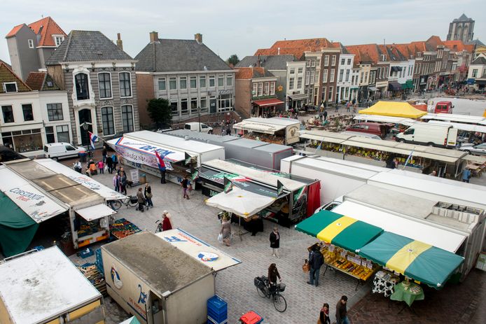 De weekmarkt op het Havenplein in Zierikzee in een oude opstelling.