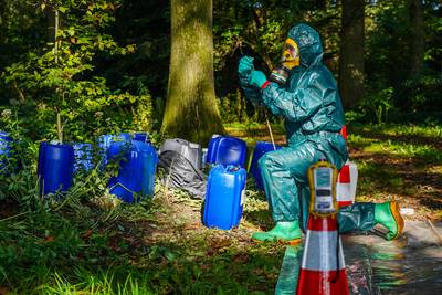 Jerrycans met drugs gedumpt in bos Netersel, politie onderzoekt verband met invallen bij Eindhoven