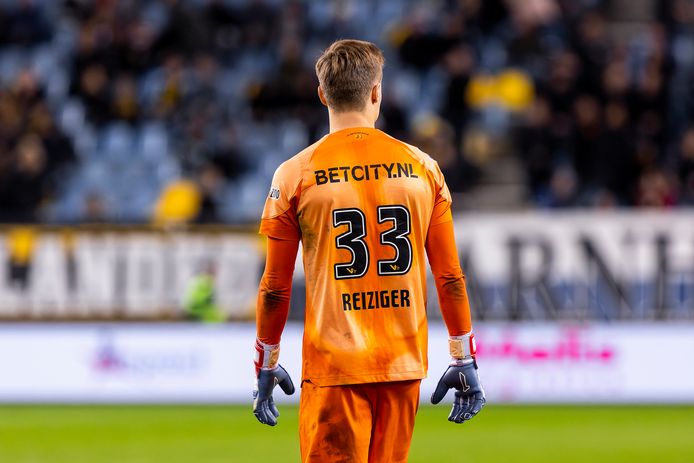 Vitesse-keeper Daan Reiziger met 'BetCity' op zijn rug.