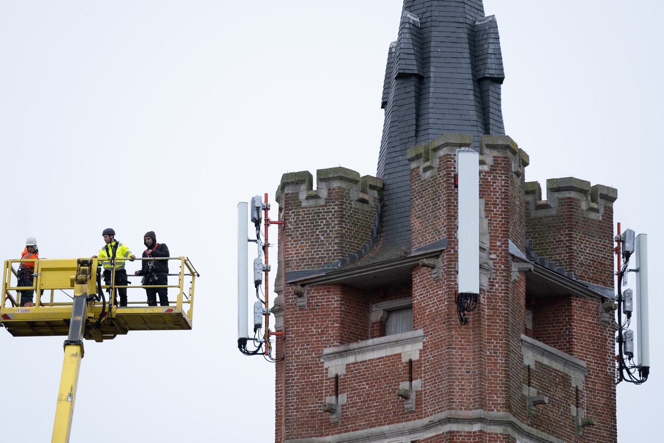 Oppositie hekelt antennes op oud gemeentehuis van SintKatelijneWaver