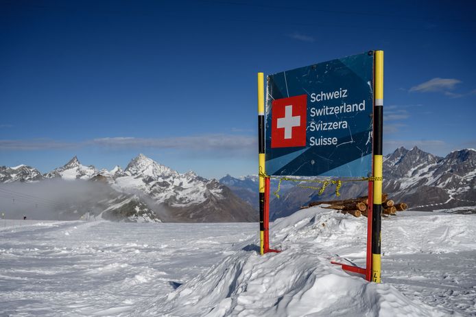 Il confine svizzero al Rifugio Kite del Cervino.