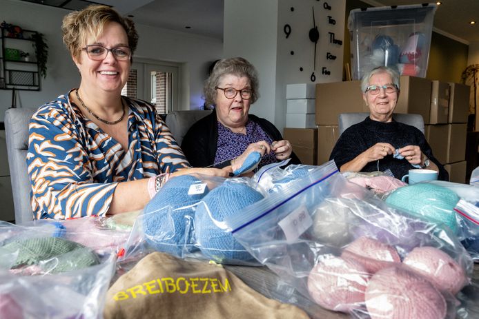 Van links naar rechts: Carin Voets, Nelly van Heijnsbergen en Rina Reuser breien borstprotheses voor vrouwen na amputatie.