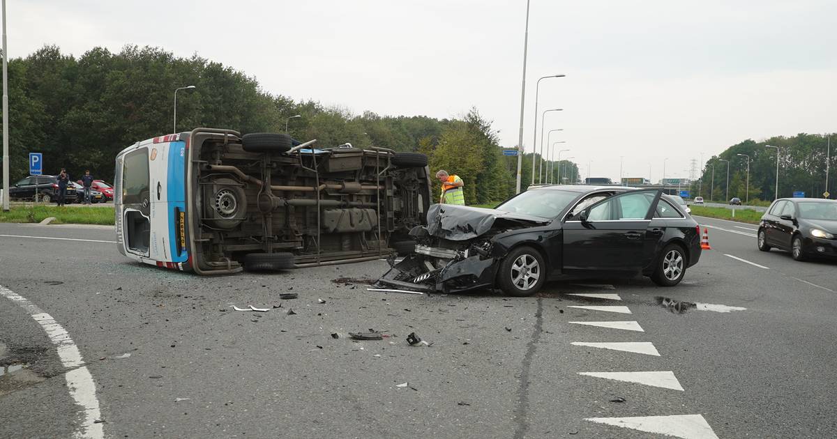 Buurtbus Apeldoorn gekanteld na ongeluk.