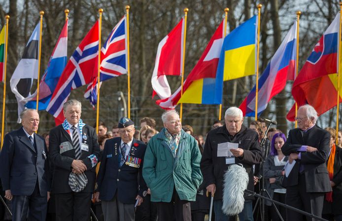 Archiefbeeld 12 april 2015: Boris Romantstsjenko (tweede te beginnen van rechts) en andere overlevenden van het Buchenwald-concentratiekamp tijdens een herdenking in Duitsland.
