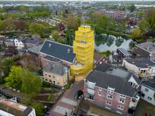 Kerktoren Peulenstraat in de steigers voor een flinke restauratie