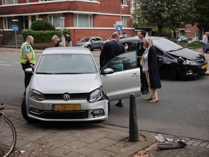 Aanrijding tussen twee auto's op kruising Van Alkemadelaan in Den Haag