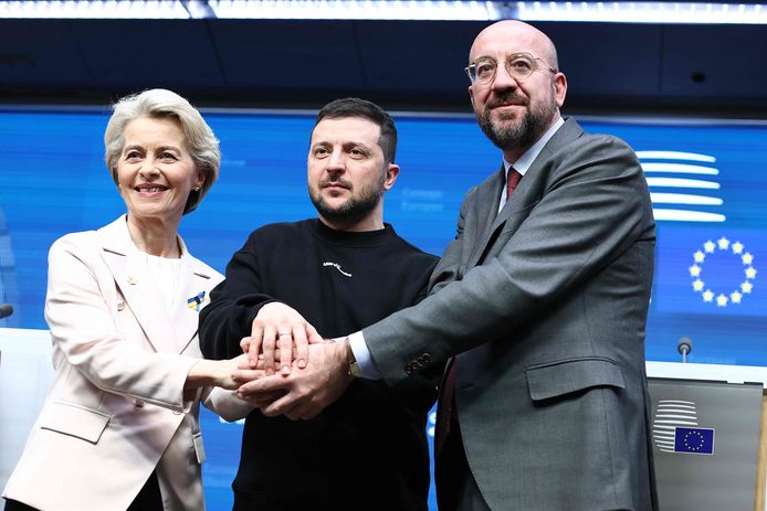 Archiefbeeld. De Oekraïense president Volodymyr Zelenski samen met Charles Michel en Ursula von der Leyen bij zijn bezoek aan de Europese top eerder deze maand.