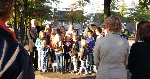 Herdenking tegen zinloos geweld in Vinkel | 's-Hertogenbosch | bd.nl - Brabants Dagblad
