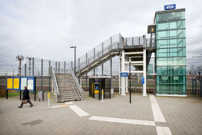 Reiziger komt aan op station Lage Zwaluwe. Het station is door reizigers verkozen als slechtste station van Nederland.