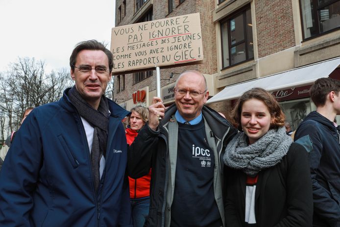 Anuna De Wever met UCL-rector Vincent Blondel (l.) en klimaatexpert Jean-Pascal van Ypersele.