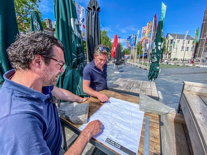 Een terras over de hele Heuvel in Tilburg, Jaap Schapendonk en Marc Janssens (rechts) van The Talk tekenden de plannen deze week uit.