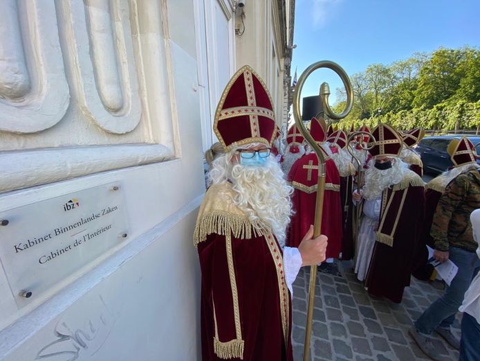 Sinterklazen verzamelen voor het kabinet van minister Verlinden