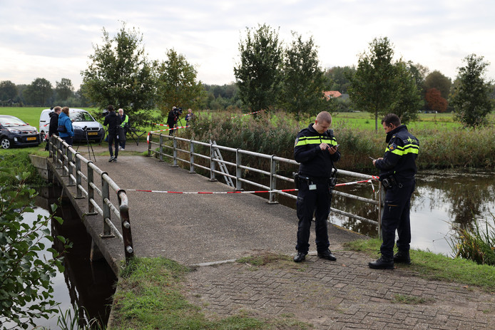 Un périmètre de sécurité a été dressé entre la route et le pont qui mène à la ferme