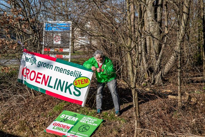 Ralph Mulders met de laatste banner die GroenLinks Raalte nog heeft, op de plek waar er al drie verdwenen. Of dit laatste doek er weer wordt opgehangen is nog in beraad.