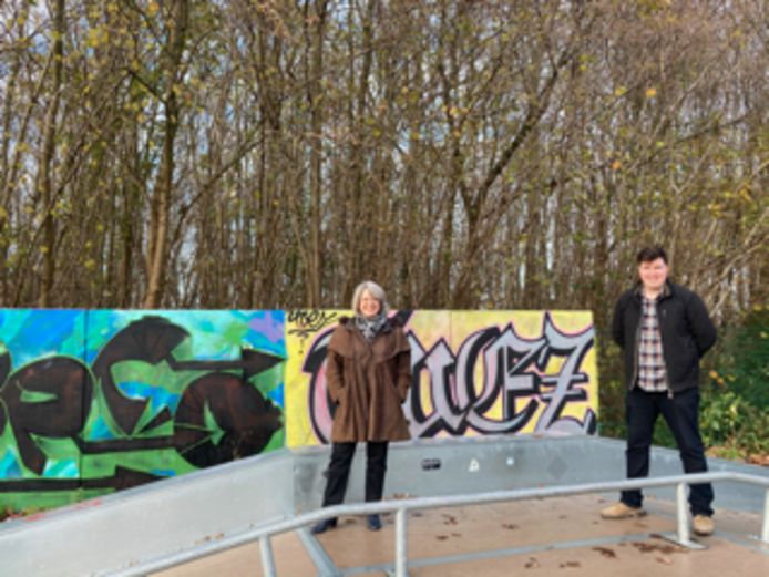 Schepen Ann De Broeck en schepen Jonathan de Valck bij het skatepark - Meise