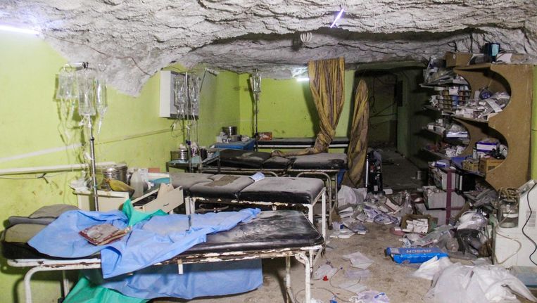 Archieffoto van afgelopen dinsdag toen een ziekenhuis in Khan Sheikhoum doelwit werd van een vermoedelijke gifgasaanval. Beeld afp