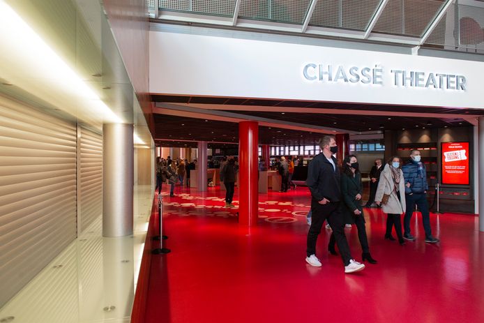Bezoekers verlaten in april het Bredase Chassé Theater na een testvoorstelling waarbij de garderobe links gesloten bleef.