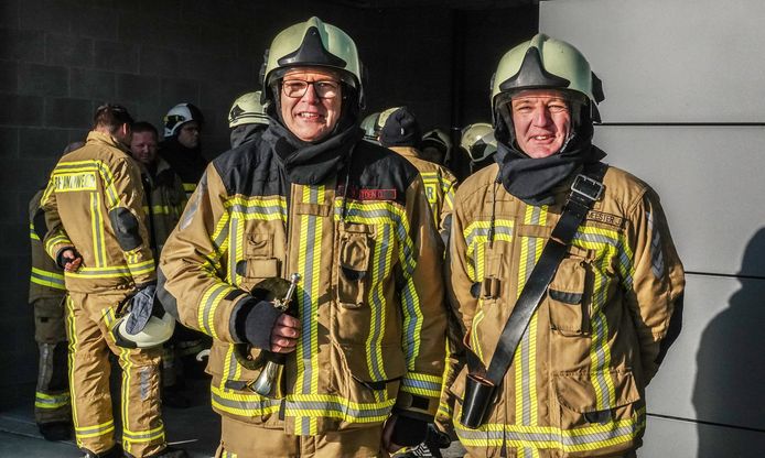 Brandweermannen Dirk Bostoen en Jan Demeulemeester, die van de brandweerpost in Vichte naar Deerlijk komen, zijn enthousiast over hun nieuwe werkplek.