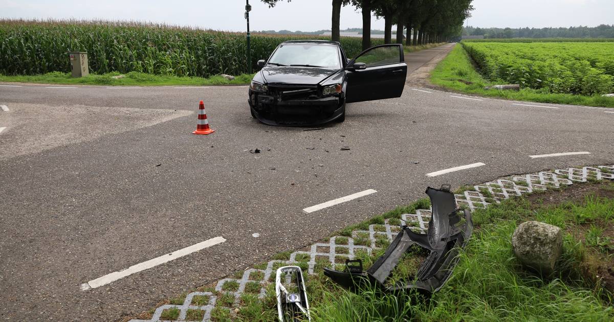 Schade aan auto’s door frontale botsing in Boekel.