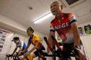 Cette photo prise le 4 août 2021 montre Hiromu Inada s'entraînant pour le championnat du monde Ironman lors d'une séance d'entraînement au club international de triathlon d'Inage, dans la préfecture de Chiba.