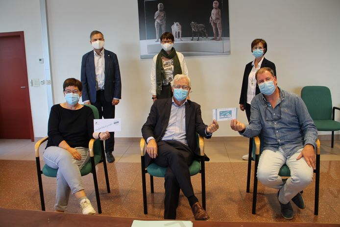 Het schepencollege en de burgemeester van Lendelede en Unizo-voorzitter Vincent Kint met de Lendleebon.