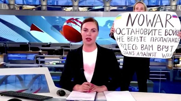 Protestactie tijdens nieuwsuitzending op de Russische staatszender Kanaal 1.