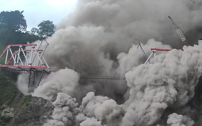 Un ponte non lontano dal vulcano Semoru è stato danneggiato da nubi di cenere.