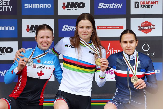 Wereldkampioen Isabella Holmgren (midden) , met op de tweede plaats haar zus Ava en op de derde plaats Celia Gery.