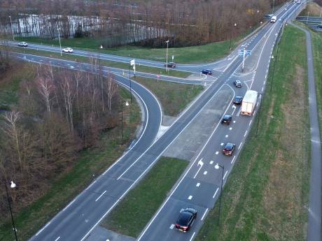 Proef met verkeerslichten bij Apeldoorn heeft onbedoeld effect op A50: gemeente grijpt in