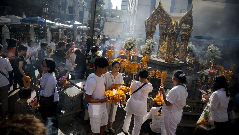 Biddende mensen in Thailand bij de Erawan Shrine. Beeld anp