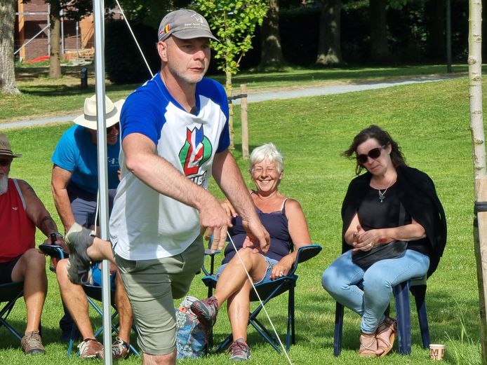 Tom Van Biesen (46) uit Merchtem heeft dit weekend 24 uur kubb gespeeld in Opwijk en zette zo als eerste een wereldrecord neer in het populaire Zweedse spel.