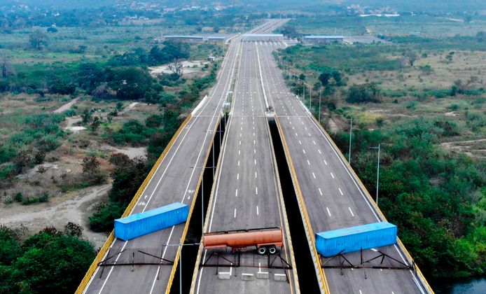 De Tienditas-brug, bij de grens tussen Venezuela en Colombia, wordt geblokkeerd.