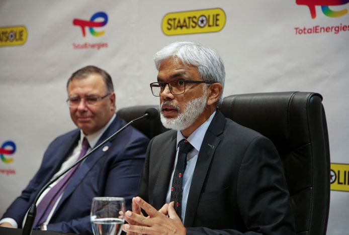Topman Annand Jagesar van de Surinaamse Staatsolie Maatschappij (rechts) en CEO Patrick Pouyanne van TotalEnergies in Paramaribo bij de aankondiging van het grote olieproject.
