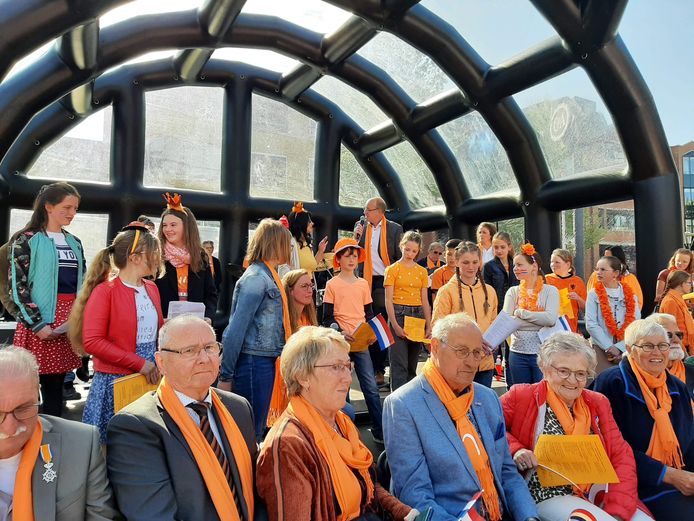 De 10-jarige Martin uit Oekraïne (in het midden met oranje hoedje en Nederlandse vlag) mocht solo het Wilhelmus zingen.