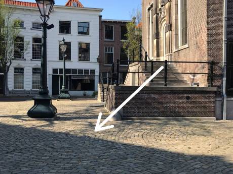 Schiedams mysterie: achter deze steen op de Grote Markt schuilt een horrorverhaal