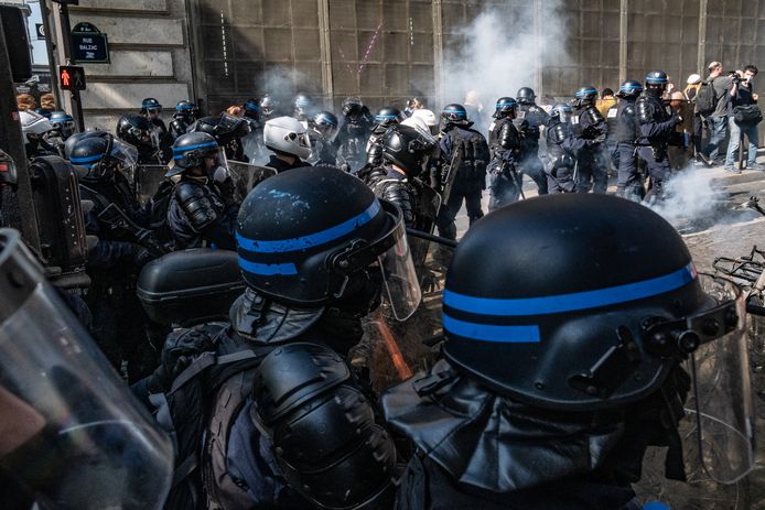 Zeker 160 demonstranten zijn aangehouden tijdens Gele Hesjes protesten in de Franse hoofdstad. Traangas werd regelmatig gebruikt.