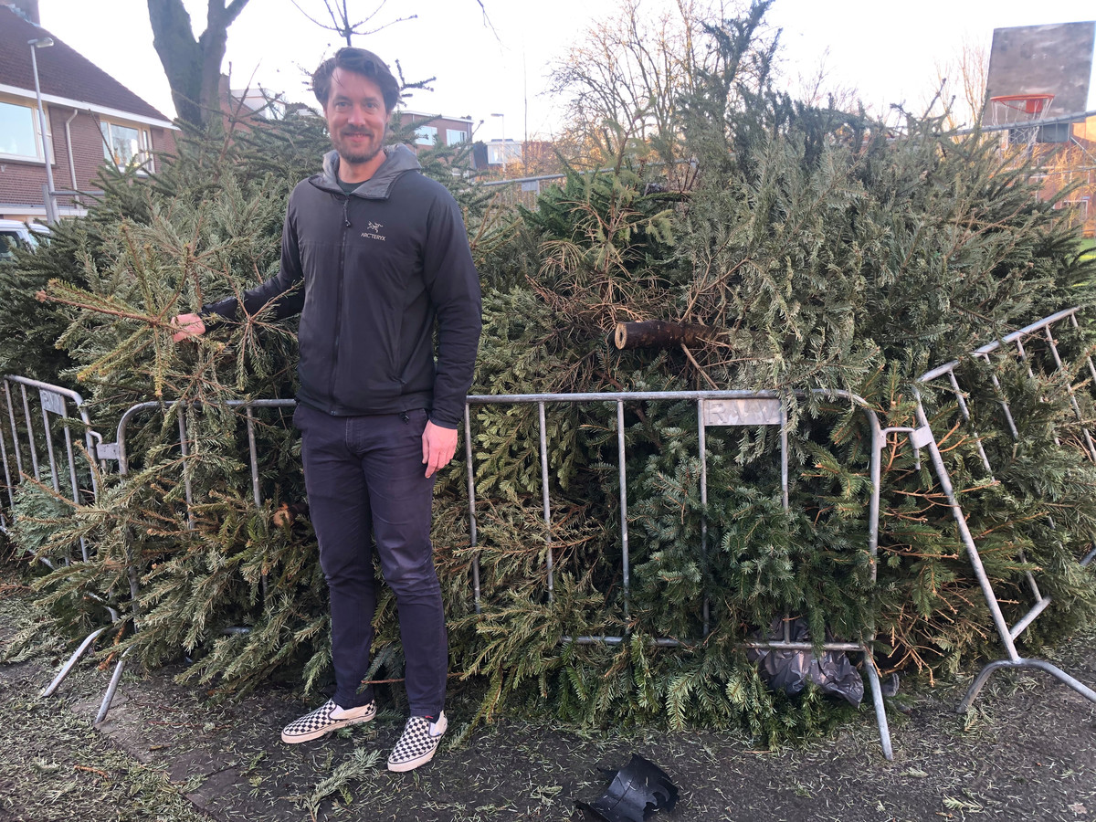 Geen Winterdip Voor Erik En Van Die Kale Kerstboom Is Hij Nu Ook Af