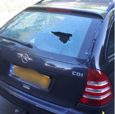Fietser in Breda knalt achterop auto en 'kopt achterruit eruit'