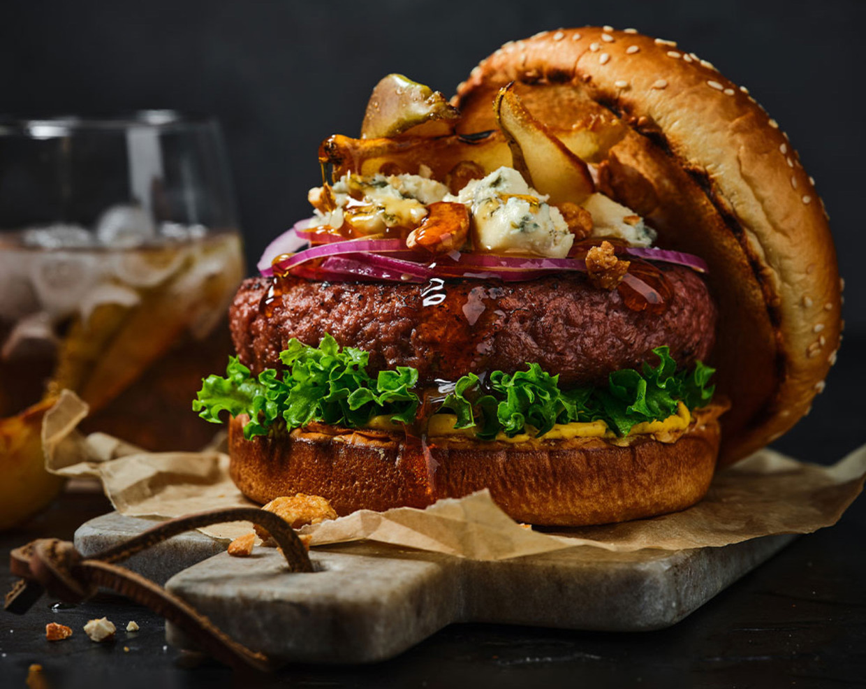 Het Israëlische Redefine Meat tovert vlees uit 3D-printers, dat volgens de religieuze spijswetten wél gecombineerd mag worden met een plak kaas. Beeld 